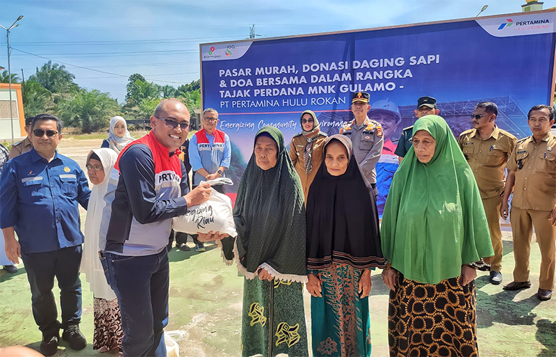 Corporate Secretary PHR WK Rokan, Rudi Ariffianto secara simbolis menyerahkan paket pasar murah kepada masyarakat Rokan Hilir. Acara ini dalam rangkaian Energizing Community & Environment yang mencakup kegiatan pasar murah, donasi daging sapi dan doa bers
